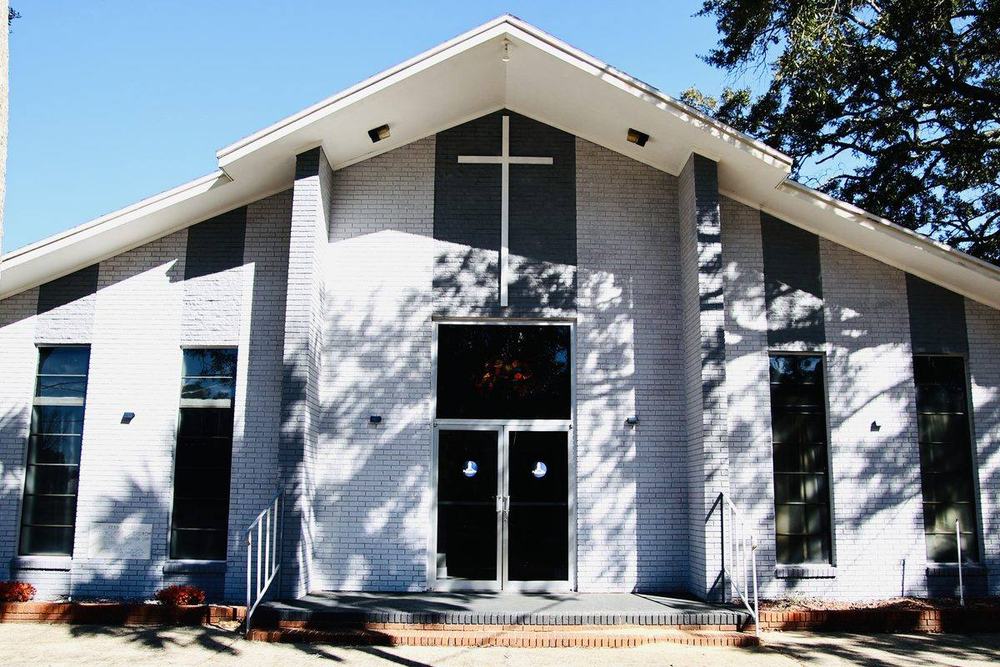 The front entrance of Fellowship Church on E Johnson Avenue